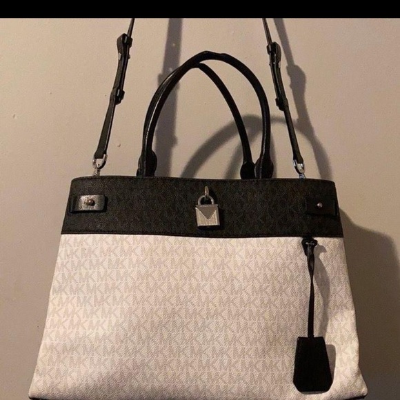 Michael Kors purse - Picture 3 of 10